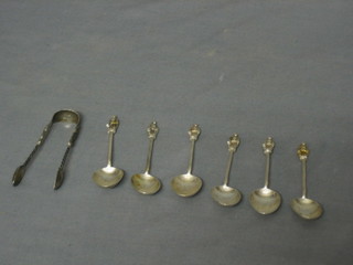 A Victorian set of 6 apostle spoons with matching tongs, London 1896, 3 ozs