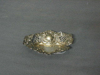 An Edwardian pierced silver pin tray, Chester 1900 (slight tear) 4"