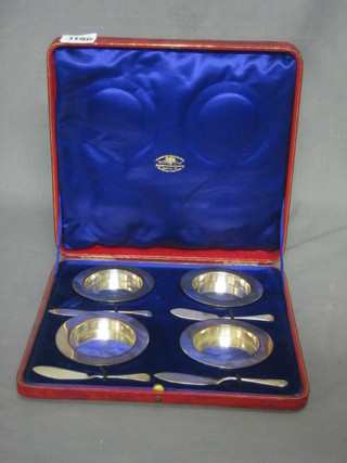 4 Edwardian silver butter dishes with matching knives, London 1906, cased 6 ozs