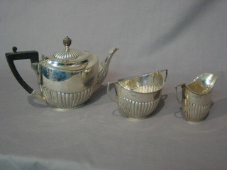 An Edwardian silver 3 piece Bachelors tea service with demi-reeded decoration London 1906, 11 ozs