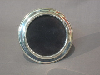 A modern circular silver easel photograph frame 3"