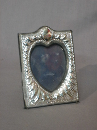 A modern heart shaped silver easel photograph frame 5"