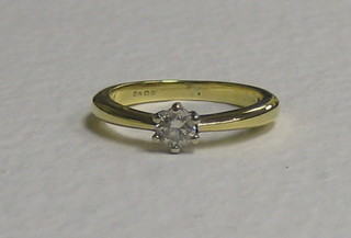 A lady's 18ct yellow gold ring set a diamond