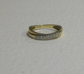A lady's 18ct gold dress ring set 7 small diamonds