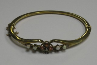 An Edwardian gold bracelet set 4 opals and 3 yellow coloured stones (1 missing)