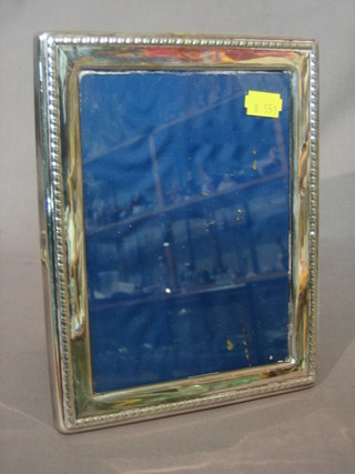 A silver plated easel photograph frame 7" x 5"