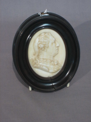 An 18th Century oval carved plaque depicting a nobleman 3"