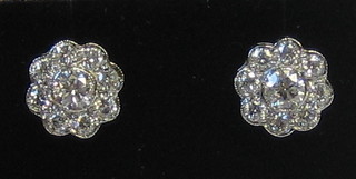 A pair of lady's 18ct gold cluster earring set large diamonds surrounded by 8 small diamonds (approx 0.95ct)