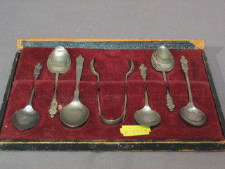 A set of 5 silver apostle spoons and 1 other, London 1912 complete with tongs