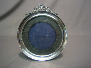 An Edwardian circular silver easel photograph frame Chester 1900 6"