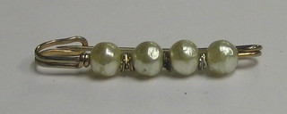 A gold bar brooch set 3 pearls
