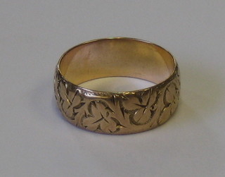 A Victorian 9ct gold engraved wedding band 