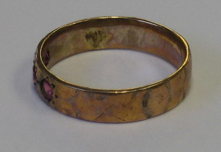 A 9ct gold dress ring set 3 garnets