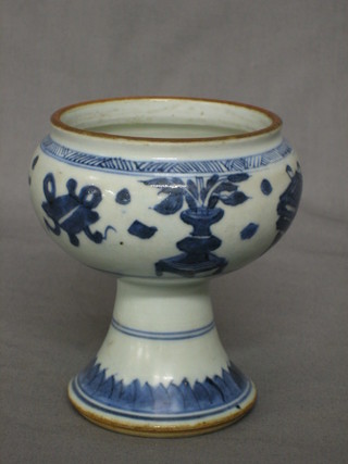 An 18th/19th Century Oriental blue and white goblet shaped vase 4 1/2"