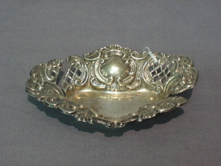 An Edwardian pierced silver pin tray, Chester 1900 (slight tear) 4"