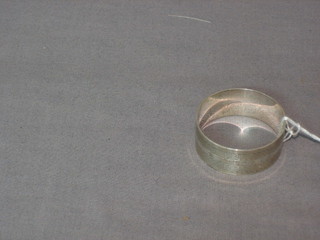 A silver napkin ring, Birmingham 1944
