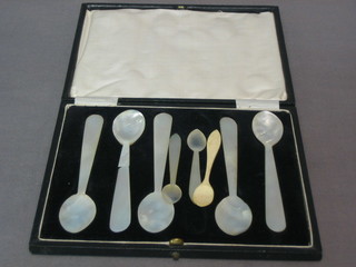 5 mother of pearl caviar spoons (1f), 2 mother of pearl salt spoons and 1 other salt spoon