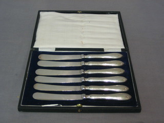 A set of 6 tea knives with silver handles, cased