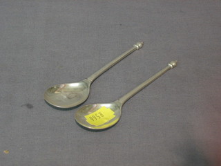A pair of silver jam spoons, London 1935, 1 ozs