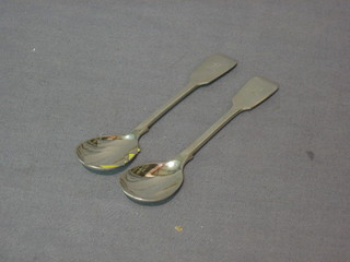 A pair of Victorian Irish silver fiddle pattern jam spoons, Dublin 1849, 1 ozs