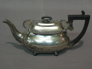 An Edwardian silver Bachelor's teapot, Sheffield 1900 12 ozs