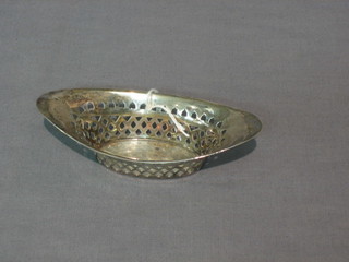 A Victorian pierced silver boat shaped dish, Sheffield 1895 4"