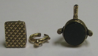 A 9ct gold double sided seal incorporating a watch key and a gilt metal seal