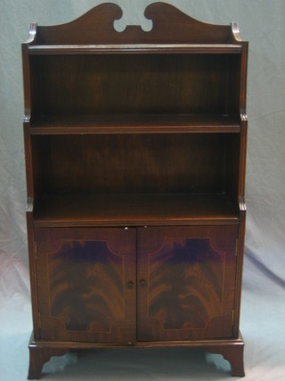 A Georgian style mahogany bookcase with broken pediment to the top fitted 3 shelves, raised on splayed bracket feet 24"