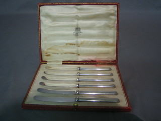 6 Art Deco silver handled tea knives, cased