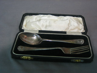 A silver 2 piece christening set comprising fork and spoon, Birmingham 1931, 1 ozs, cased