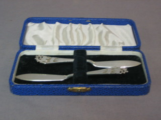 A pair of Scots silver butter knives Glasgow 1946, cased