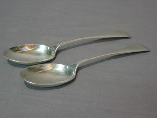A pair of Edwardian silver Old English pattern table spoons Sheffield 1901, 6 ozs