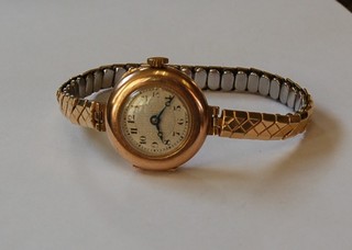 A lady's wristwatch contained in a 9ct gold case