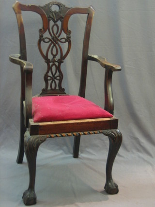 An Edwardian Chippendale style open arm carver chair with pierced vase shaped splat back (back leg with old repair)