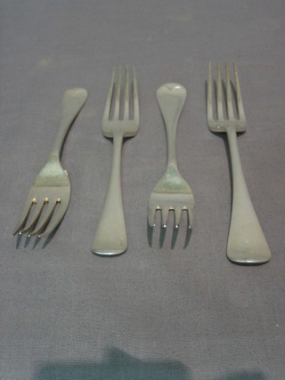 A harlequin set of 4 Old English silver pudding spoons, Sheffield 1916, 1923 and 1924, 7ozs