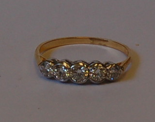 A lady's 18ct white gold dress ring set 5 graduated circular cut diamonds approx 0.75ct