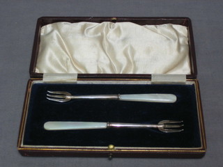 A pair of Edwardian silver oyster forks with mother of pearl handles, Birmingham 1907, cased