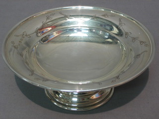 A circular silver pedestal bowl, raised on an outswept foot, Birmingham, 6 ozs