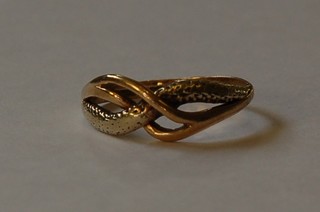 A lady's gold dress ring