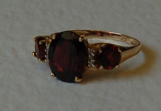 A gilt ring set 3 red stones