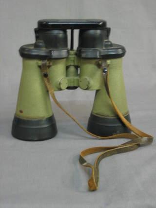 A pair of Military issue binoculars by Benutzer