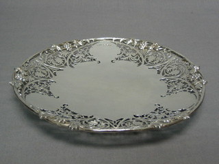 A circular pierced silver dish with  cast vinery decoration Sheffield 1946, 12 ozs
