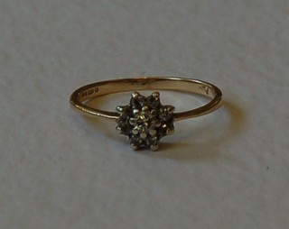 A 9ct gold cluster dress ring