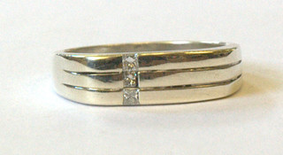 A gentleman's 9ct white gold dress ring set 3 small diamonds
