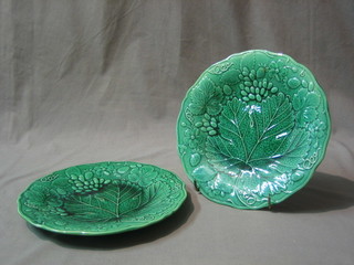8 green Wedgwood leaf shaped plates 9" (5 cracked)