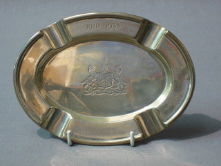 An oval engraved silver ashtray decorated the Arms of the Worshipful Company of Salters, London 1934 with Jubilee hallmark, 5 ozs