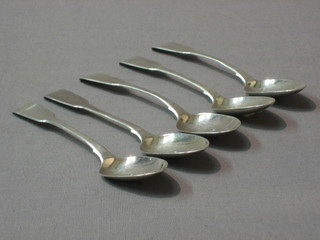 5 Victorian silver fiddle pattern teaspoons, London 1840, 4 ozs