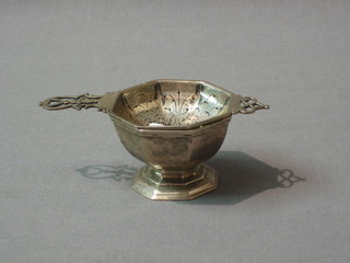 An Art Deco octagonal silver tea strainer and stand, Birmingham 1933 and 1936, 3 ozs