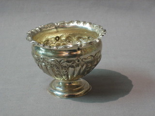 A circular Victorian embossed silver sugar bowl, Birmingham 1899, 3 ozs