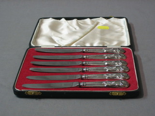 A set of 6 silver handled, Kings Pattern tea/cheese knives, cased
